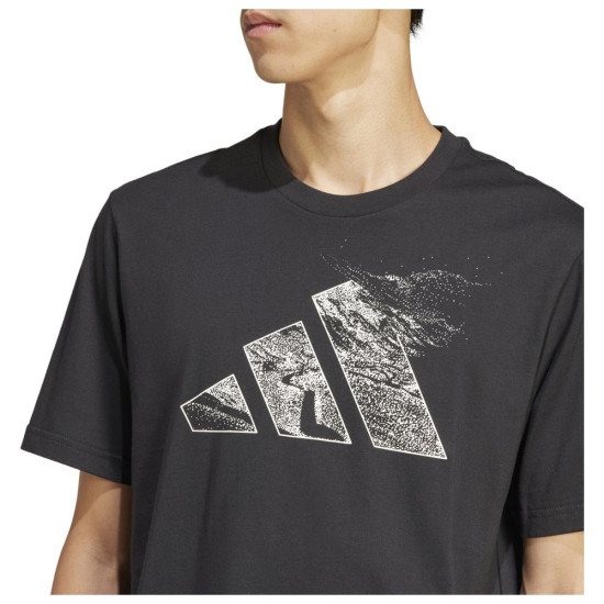 Adidas Ανδρική κοντομάνικη μπλούζα City Escape Logo Graphic Tee Adidas Ανδρική κοντομάνικη μπλούζα City Escape Logo Graphic Tee